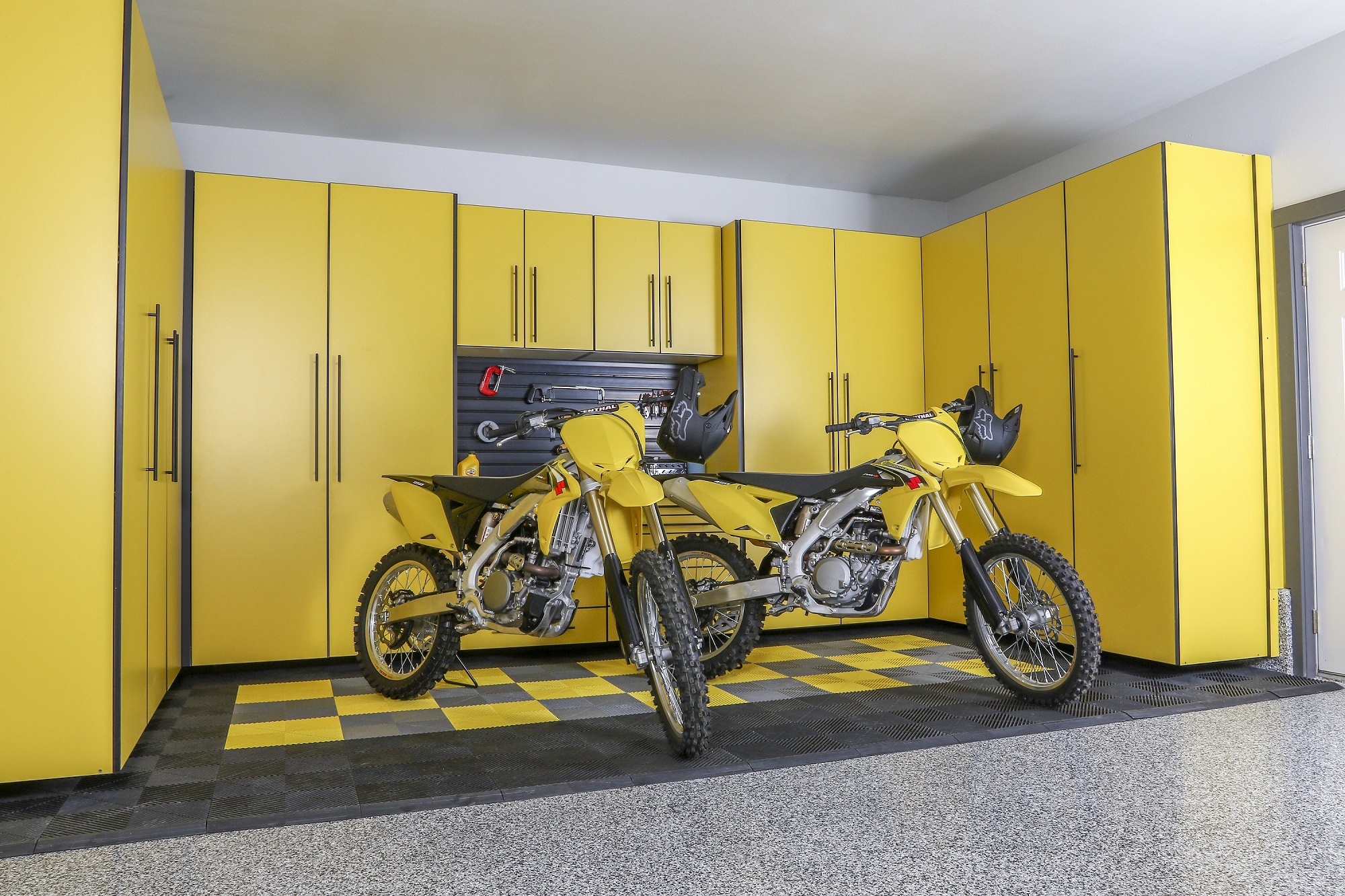 Gelbe benutzerdefinierte Garagenschränke und Dirt Bikes